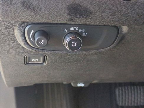 Used 2022 GMC Terrain SLE w/ Driver Convenience Package image 16