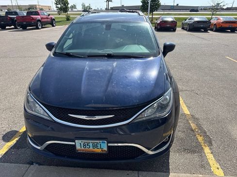 Used 2020 Chrysler Pacifica Touring-L FWD image 7