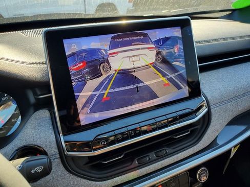 Certified 2024 Jeep Compass Latitude image 9