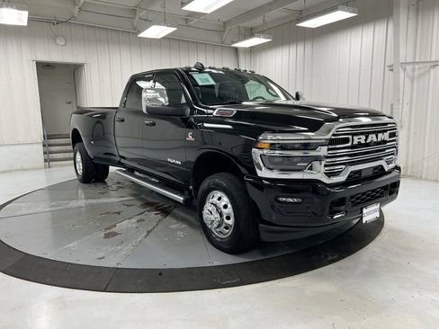 Used 2025 RAM 3500 Laramie AWD/4WD image 3