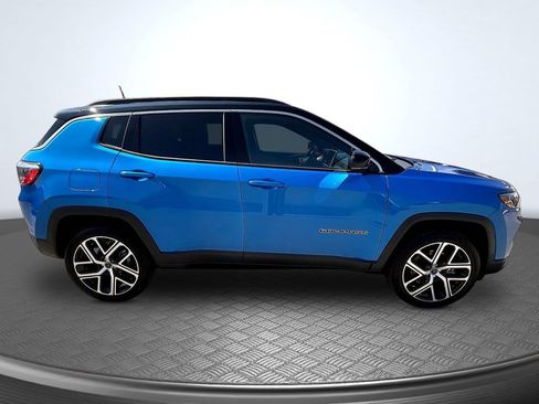 Used 2025 Jeep Compass Limited w/ Sun & Sound Group AWD/4WD image 4