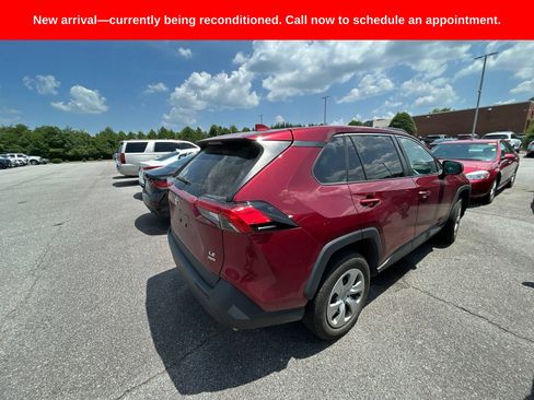 Used 2022 Toyota RAV4 LE AWD/4WD image 4