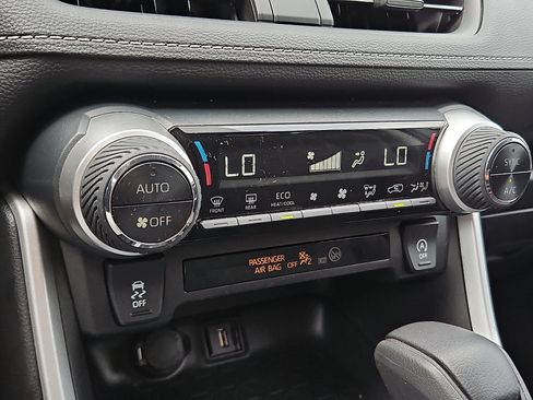 Used 2021 Toyota RAV4 XLE AWD/4WD image 15