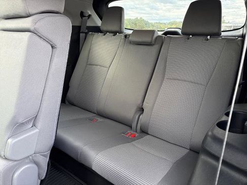 Used 2022 Toyota Highlander LE image 10