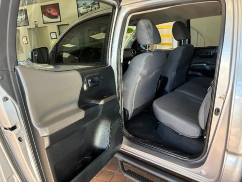 Used 2016 Toyota Tacoma SR5 w/ SR5 Appearance Package (SN) image 17