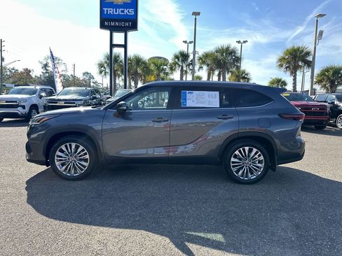 Used 2025 Toyota Highlander Platinum image 13