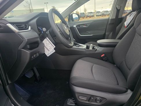 Used 2025 Toyota RAV4 XLE image 21