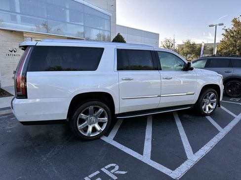 Used 2019 Cadillac Escalade ESV Premium Luxury image 2