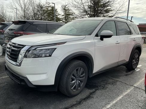 Used 2025 Nissan Pathfinder SV image 2