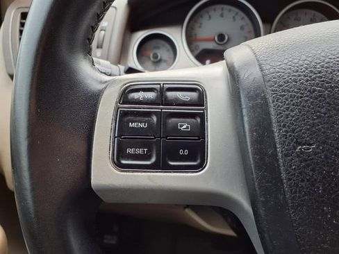 Used 2011 Volkswagen Routan SE FWD image 13