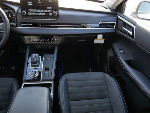 Used 2025 Mitsubishi Outlander SE image 12