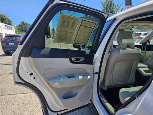 Used 2019 Volvo XC60 T5 Momentum w/ Premium Package FWD image 17