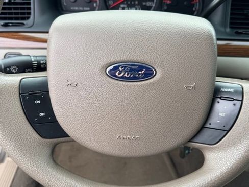 Used 2005 Ford Crown Victoria image 21