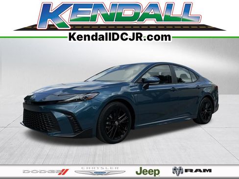 Used 2025 Toyota Camry SE FWD image 1