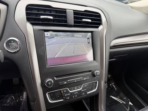 Used 2017 Ford Fusion SE w/ Fusion SE Technology Package FWD image 20