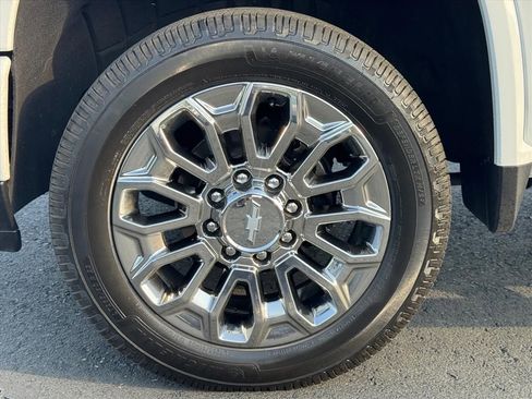 Used 2025 Chevrolet Silverado 2500 High Country AWD/4WD image 9