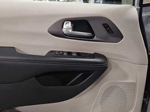 Used 2024 Chrysler Pacifica Touring-L image 11