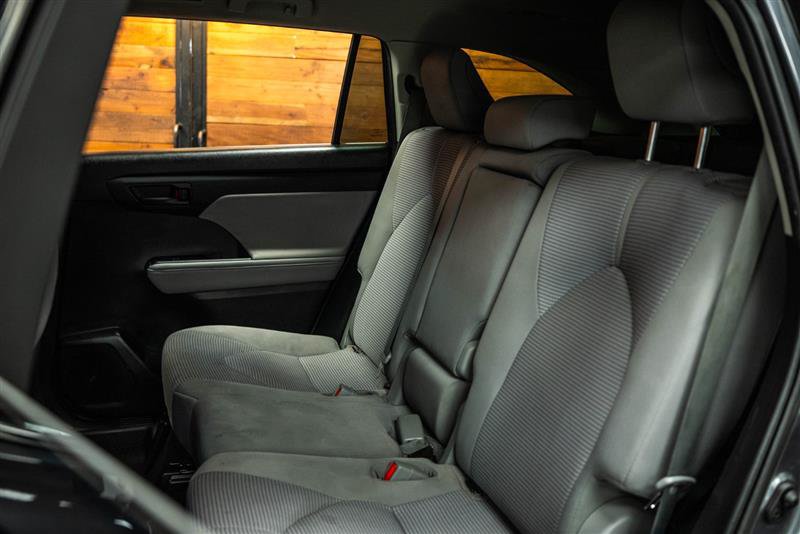 Used 2021 Toyota Highlander LE AWD/4WD image 11
