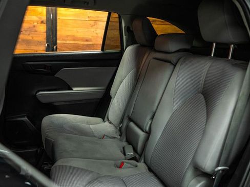 Used 2021 Toyota Highlander LE image 11