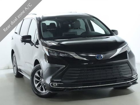 Used 2024 Toyota Sienna XLE image 2