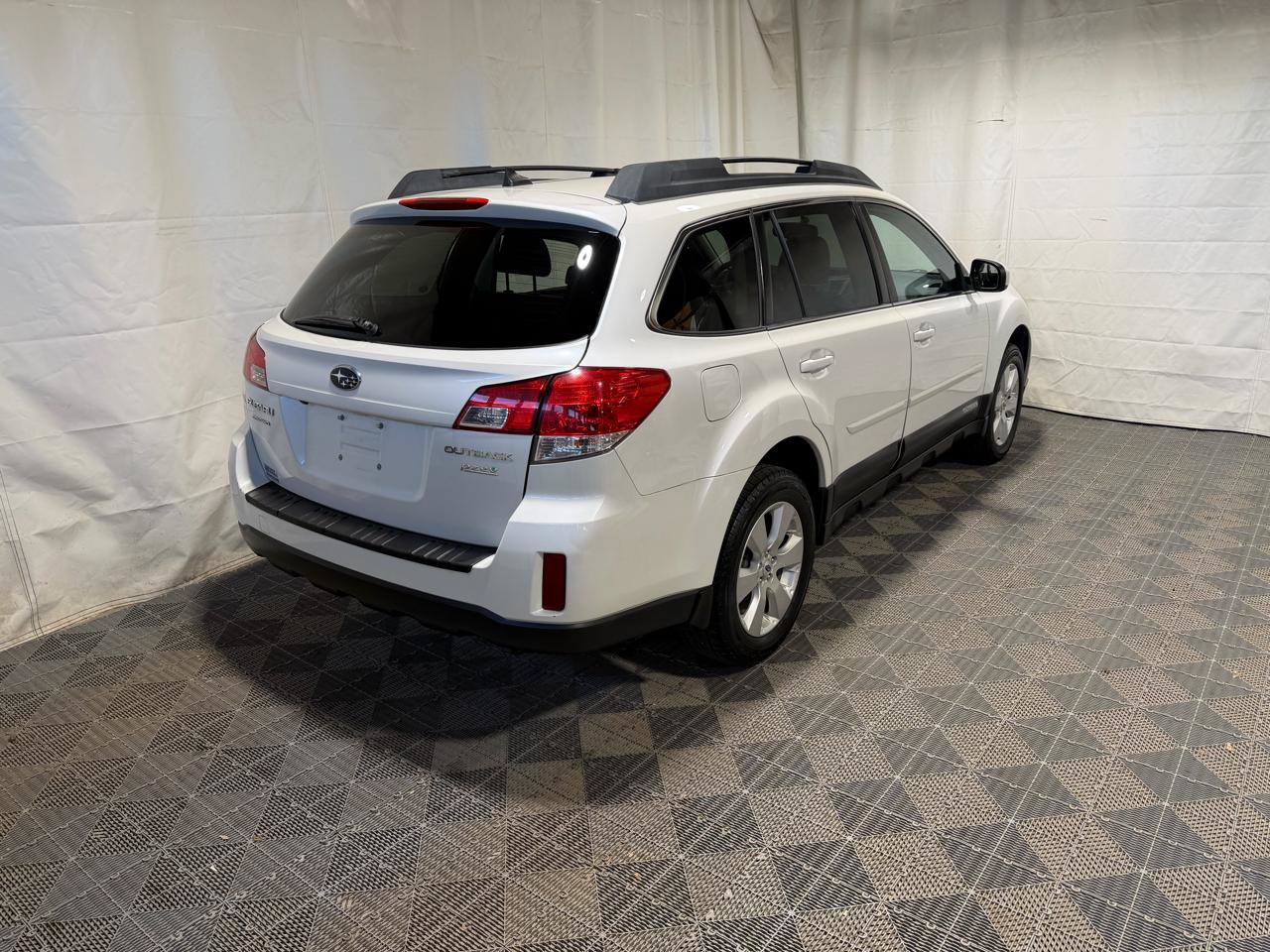 Used 2012 Subaru Outback 2.5i Limited w/ Moonroof Pkg AWD/4WD image 6
