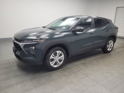 Used 2025 Chevrolet Trax LS FWD image 2