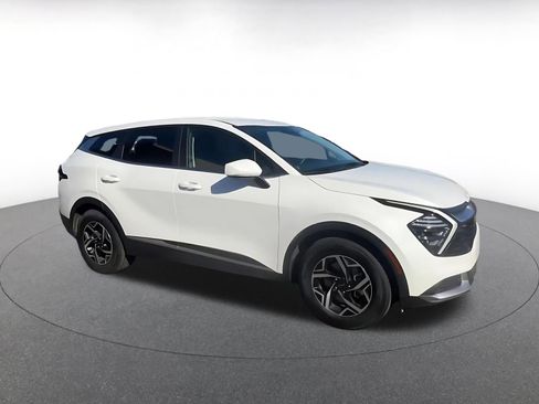 Used 2025 Kia Sportage LX image 2