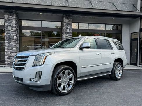 Used 2019 Cadillac Escalade Luxury AWD/4WD image 12