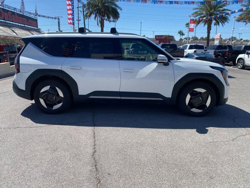 Used 2024 Kia EV9 Wind image 4