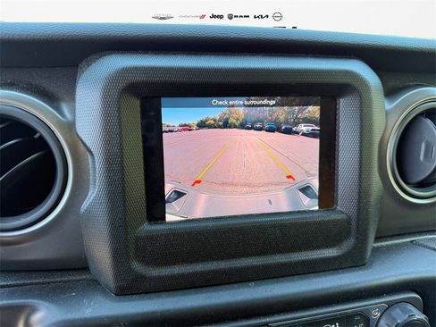 Used 2022 Jeep Gladiator Willys image 30