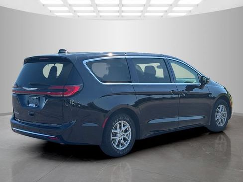 Certified 2024 Chrysler Pacifica Touring-L FWD image 7