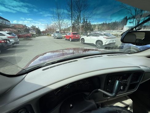 Used 2002 Chevrolet Suburban LS image 52