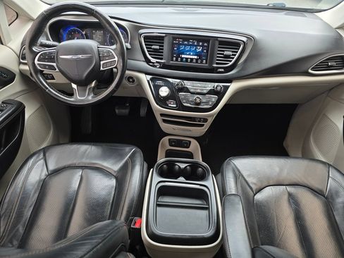 Used 2020 Chrysler Pacifica Touring-L FWD image 20