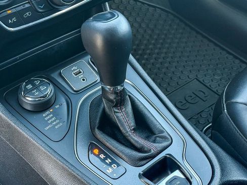 Used 2019 Jeep Cherokee Trailhawk AWD/4WD image 22