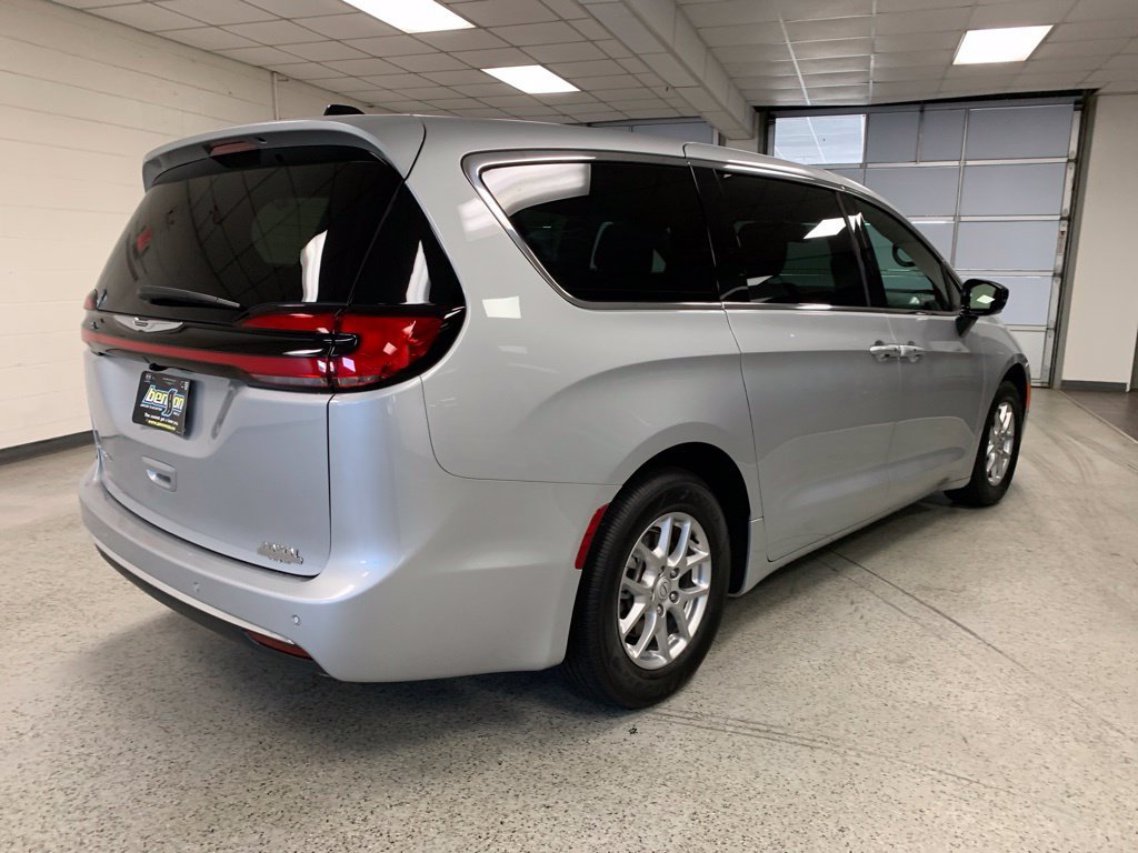 Used 2026 Chrysler Pacifica Select FWD image 6
