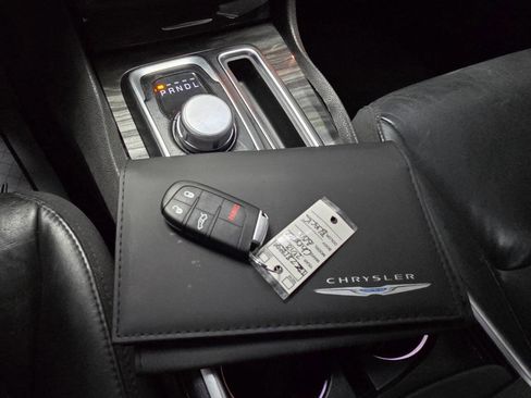 Used 2018 Chrysler 300 Touring L image 25