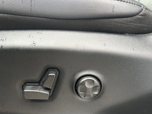 Used 2025 Chrysler Voyager LX image 13