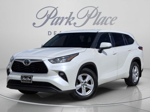 Used 2020 Toyota Highlander LE AWD/4WD image 1
