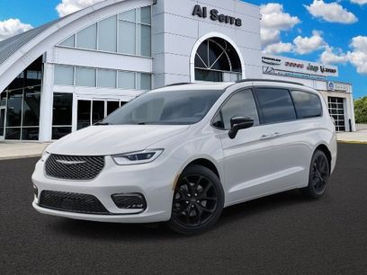 New 2026 Chrysler Pacifica Limited w/ Uconnect Theater Family Group