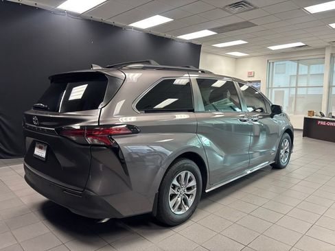 Used 2021 Toyota Sienna XLE FWD image 3