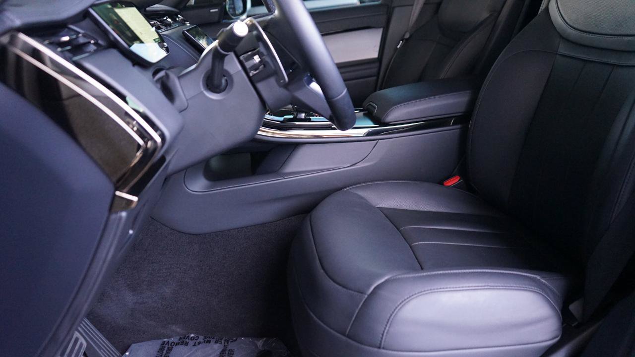Used 2024 Land Rover Range Rover Sport SE AWD/4WD image 22
