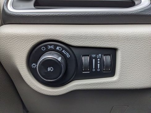 Certified 2023 Chrysler Pacifica Touring-L image 49