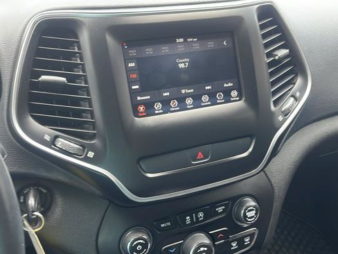 Used 2019 Jeep Cherokee Latitude w/ Cold Weather Group AWD/4WD image 11