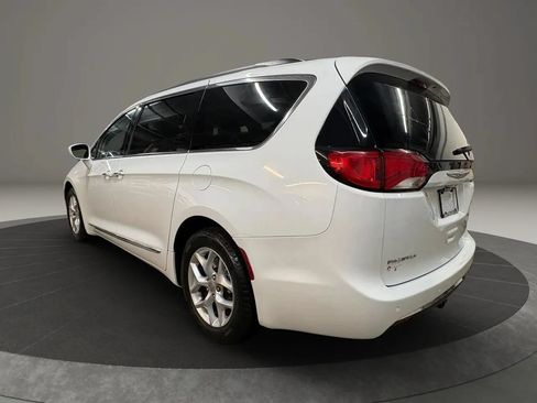 Used 2017 Chrysler Pacifica Touring-L w/ Tire & Wheel Group FWD image 7