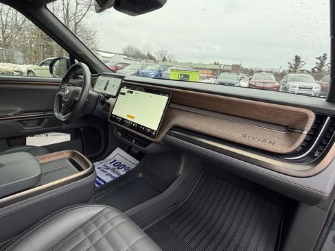 Used 2025 Rivian R1S Premium image 33