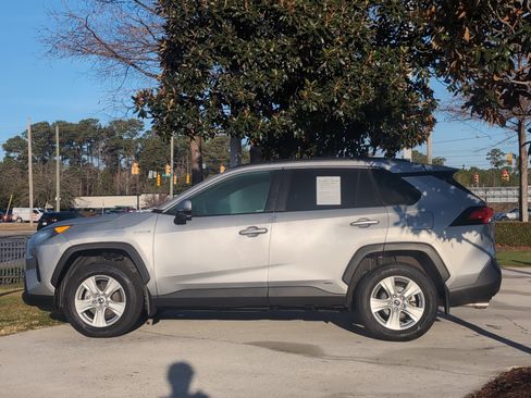 Used 2019 Toyota RAV4 LE image 7