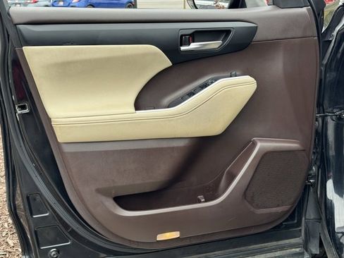 Used 2021 Toyota Highlander XLE image 23