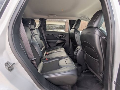 Used 2019 Jeep Cherokee Latitude Plus w/ Comfort/Convenience Group AWD/4WD image 15