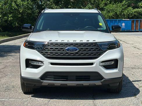 Used 2022 Ford Explorer XLT w/ Equipment Group 202A AWD/4WD image 3
