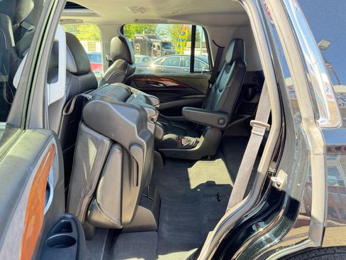 Used 2018 Cadillac Escalade Luxury AWD/4WD image 30